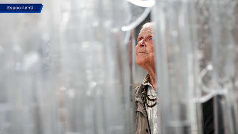 Birgit Kyytsönen katsoo yläviistoon.