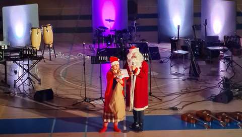 joulumuori ja -pukki lavalla