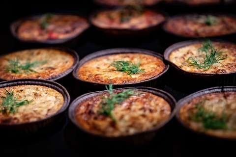 Quiche-piirakoita tarjolla.