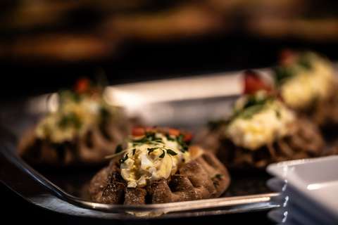 Karjalanpiirakoita munavoilla