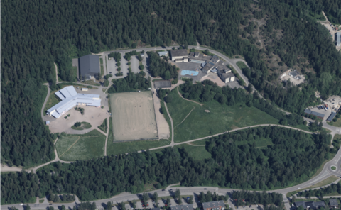 Suunnittelualueella on yksi koulurakennus. Vieressä on liikuntahalli ja toinen koulurakennus. Ympärillä on metsää ja virkistysaluetta, esimerkiksi suuri hiekkakenttä.