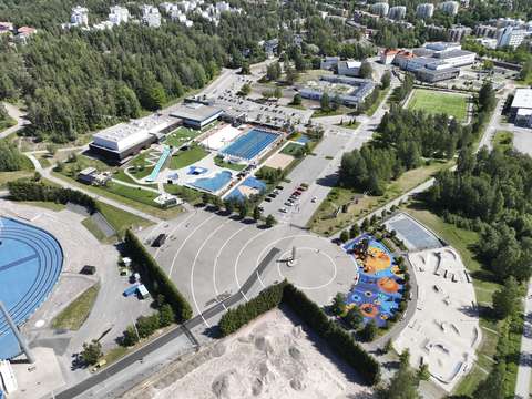 Ilmakuva Leppävaaran urheilupuiston alueesta. Kuvassa näkyy Angry Birds-puisto, maauimala ja uimahalli. Taustalla näkyy Monikon koulukeskus ja Pohjois-Leppävaaran kerrostaloja.