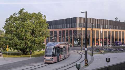 Pikaratikka 15 ajaa Otaniemessä Aalto-yliopiston Marsio-rakennuksen ohi.