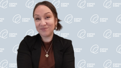 Henkilö katsoo kohti ja taustalla Teams-taustakuva.