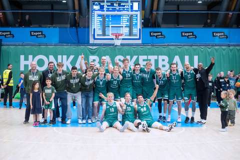 The picture shows the Men's basketball team, Tapiolan Honka.