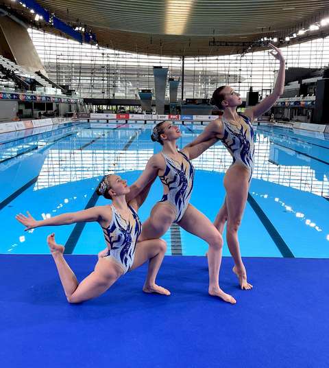 The picture show the artistic swimmer Iiris Nurmi in the middle.