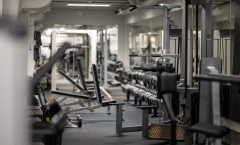 Kuntosalilaitteita kuntosalilla. 