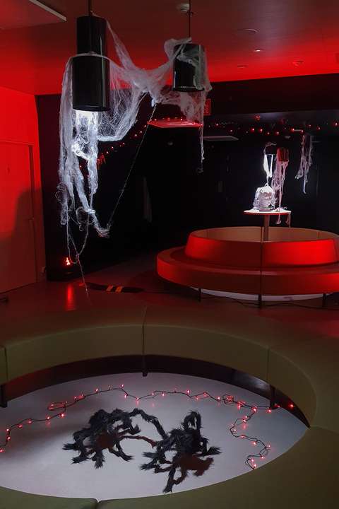 lukion aula Halloween-koristeltuna