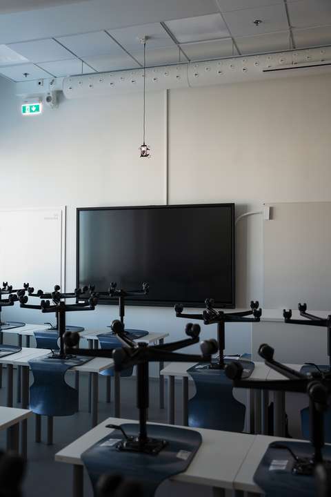 luokka ja kännykkä, joka roikkuu katosta