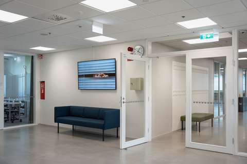 käytävän tv:ssä näkyy taiteilija videoteos