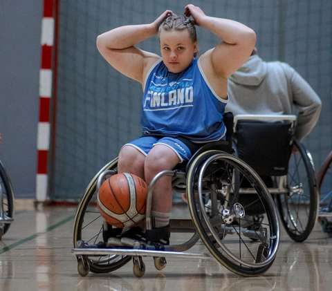 The picture shows the wheelchair racer and basketball player Sini Paukkeri.