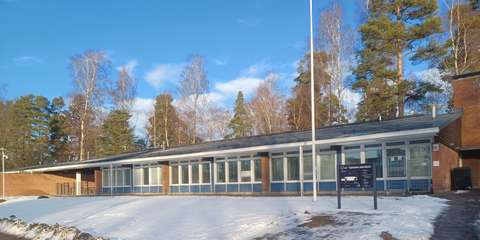 Tapiolan päiväkoti talviauringossa. Peruskorjaus on valmistunut.