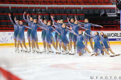 The picture shows the junior synchronized skating team Valley Bay Synchro, Espoon Jäätaiturit.