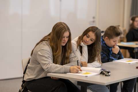 espoolaisia yläkoululaisia luokassa