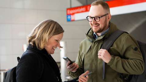 Kaksi aikuista metroasemalla.