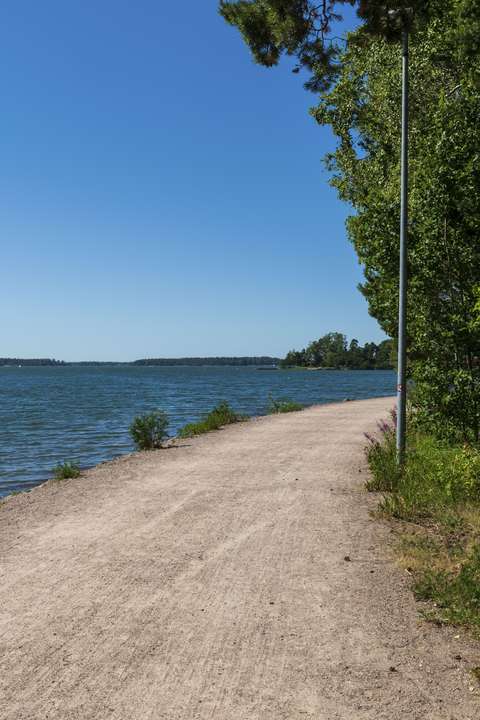 Strandpromenaden går alldeles intill havet.