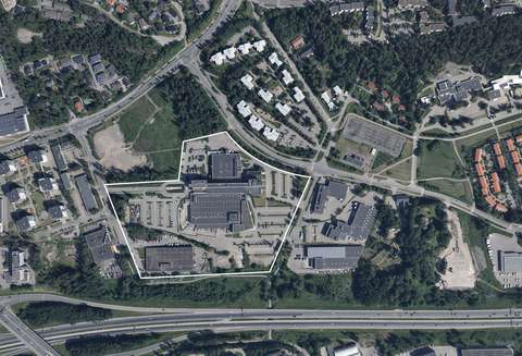 Alt-teksti	An aerial photograph of the planning area. The detailed plan amendment area is outlined with a white line. In the centre of the area outlined in white is a large office building. In the southwest corner of the area is another building.