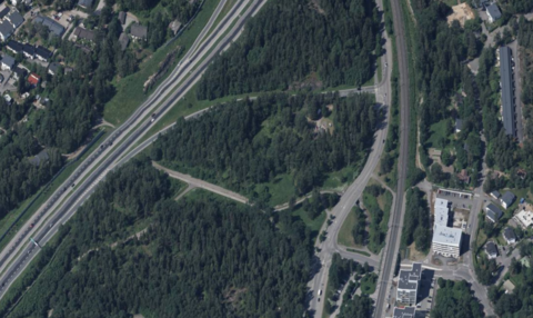 Kuvassa Turunväylä, metsää, katuja, joitain rakennuksia ja rautatie.