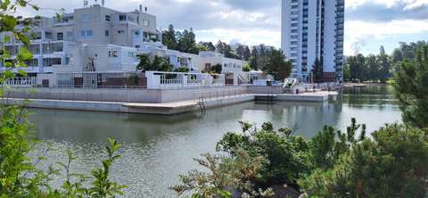 Sjötorgets nya översvämningsvallar och en båtkaj. På bilden finns också ett radhus med två våningar nära havsstranden samt i bakgrunden ett högt flervåningshus, det andra som byggdes i Stensvik.