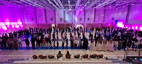 paljon tanssijoita liikuntahallissa