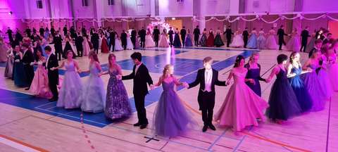 vanhat piirissä tansseissa.