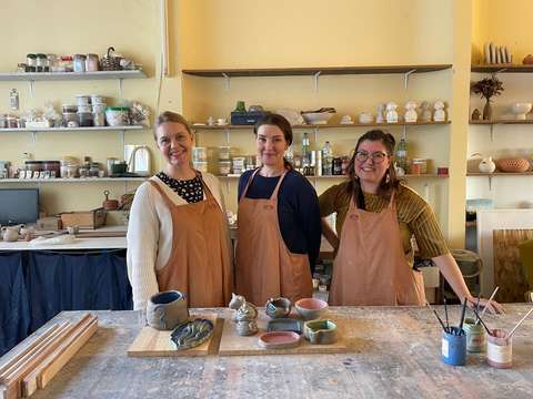 Kolme naista tekemässä keramiikkaa.