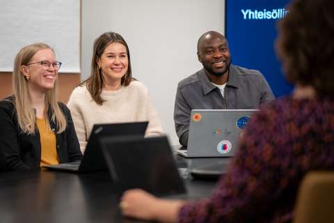 Ihmisiä kokouksessa.