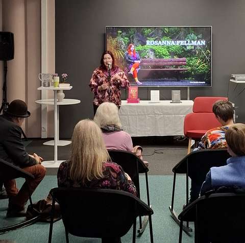 Rosanna Fellman läser dikter på Dickursby bibliotek