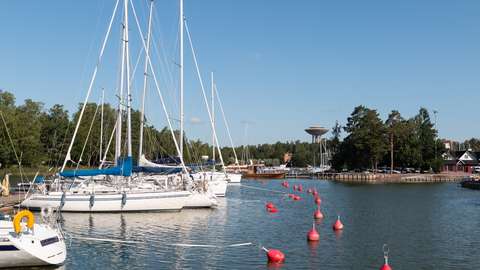 Kuvassa näkyy Haukilahden venesatama. Kuvassa on kesäinen tunnelma.