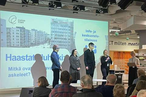 Lavalla haastateltavana neljä ihmistä, lisäksi haastattelija ja yleisöä.