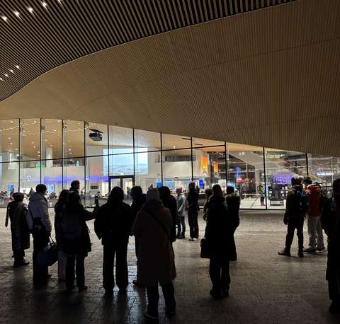 hahmoja Oodi-kirjaston lipan alla