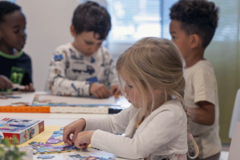 Lapset tekevät palapelejä.