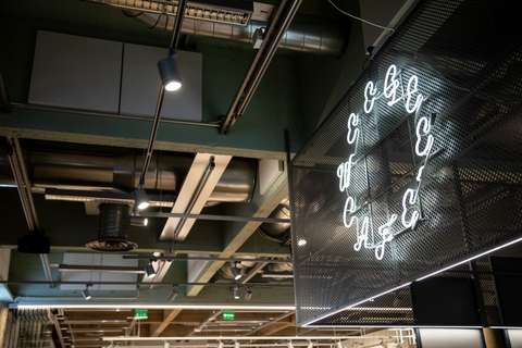 Kuva WeeGeen ravintolan valokyltistä