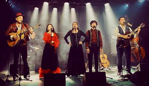 Miritza Lundbergin yhtye yhteiskuvassa esiintymislavalla seisten.