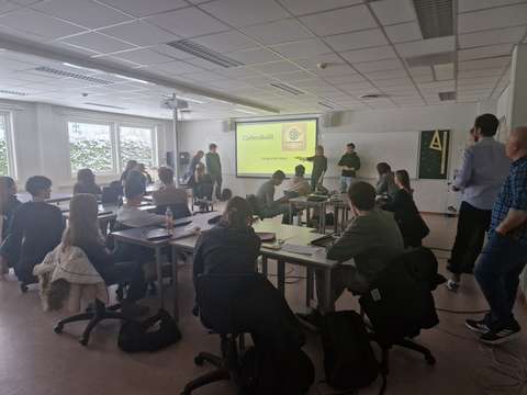 EYLn opiskelijat koulussa Drammenissa