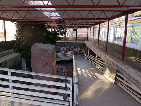 Olarin talvipuutarhan ramppi vie alas maanalaisiin tiloihin, joista löytyy myös entinen nuorisotila.