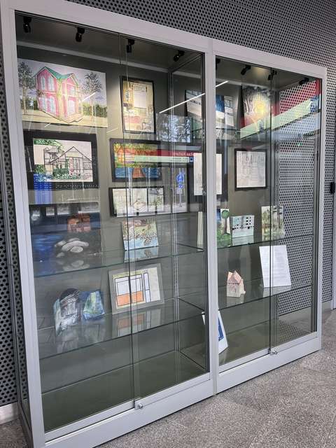 Kaitaan metroaseman virtriini, joka on täynnä lähikoulun oppilaiden tekemää taidetta.