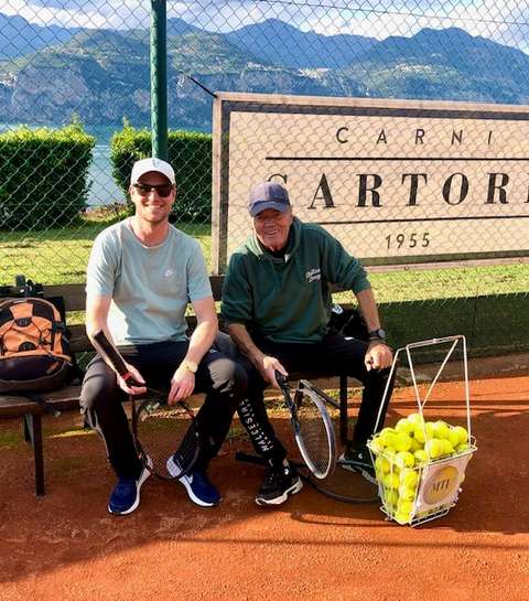 Jukka tenniskentän laidalla