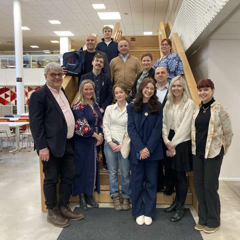 Gruppfoto på lobbytrappan.