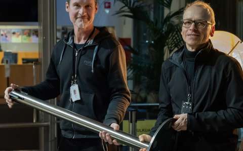 Kaksi henkilöä työn touhussa.