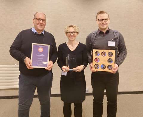 Vesa Pyy, Pihla Hynynen ja Arttu Turtonen poseeraavat iloisina palkinnot käsissään. 