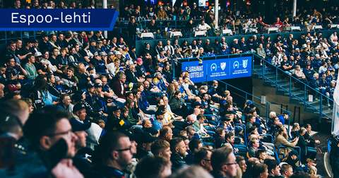 Jäähallin katsomo täynnä  Kiekko-Espoon kannattajia. 