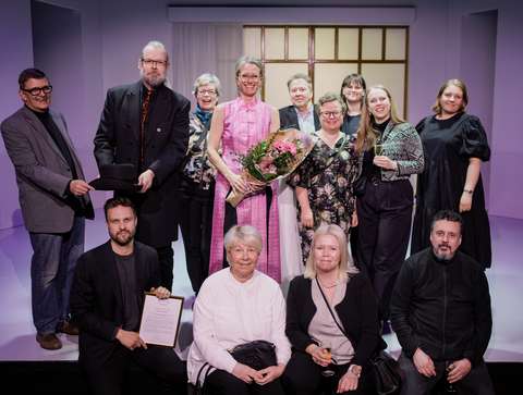 & Espoon teatterin henkilöstöä poseeraamassa kameralle palkinnon vastaanottamisen jälkeen.