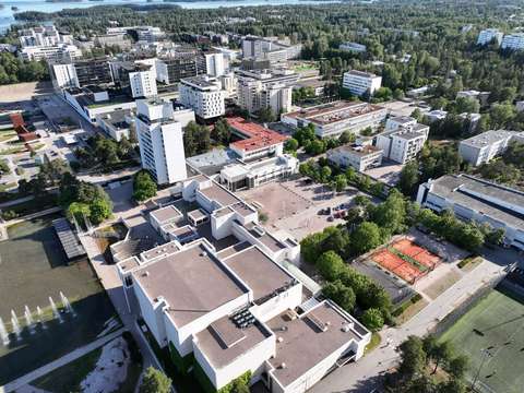En flygbild som visar flerbostadshus, en byggarbetsplats och stadsgrönska.