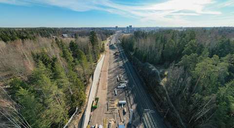 Utsikt från stadsbanans byggarbetsplats vid Kilonpuistonportens underfart mot Alberga.