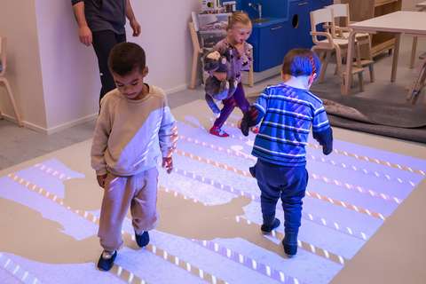 Lapsia leikkimässä Tähystäjän päiväkodin Flysky-laitteella