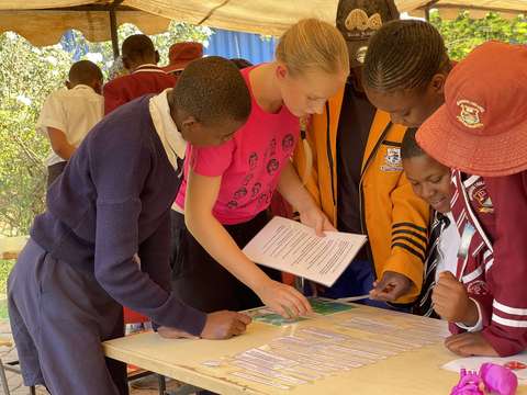 Opiskelijat tutkivat jotain.