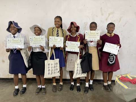 Opiskelijoita diplomien kanssa.