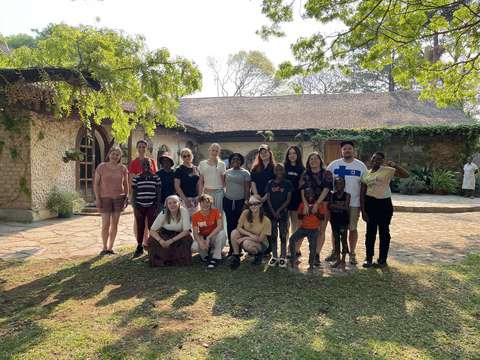 Ryhmäkuva lasten kanssa.