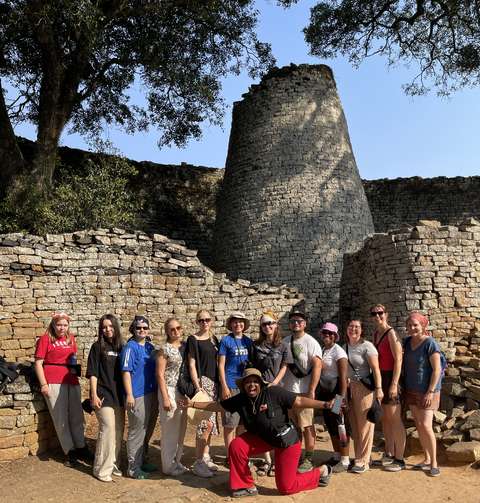 Ryhmäkuva raunioilla.